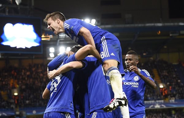 Los futbolistas del Chelsea celebran uno de los dos goles marcados contra el Oporto, en el estadio Stamford Bridge. (Foto Prensa Libre: EFE)