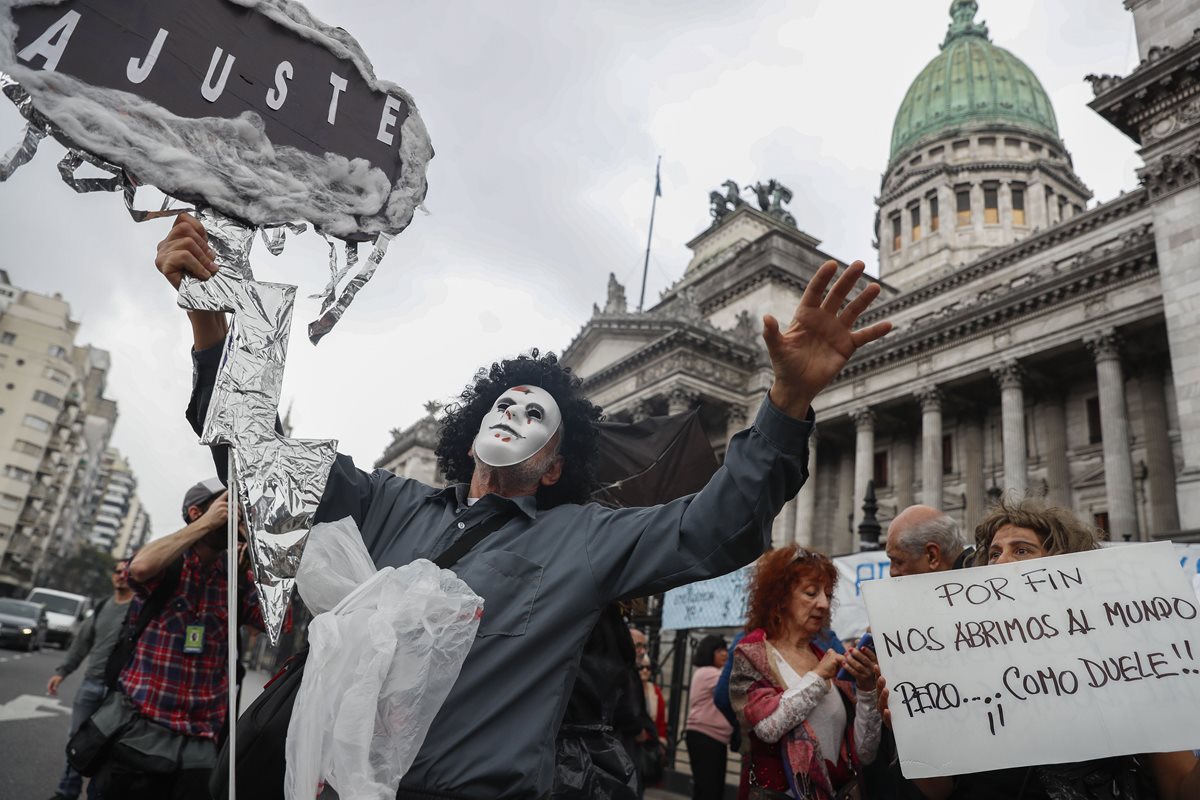 El Gobierno argentino presentó en el Congreso un proyecto de ley de Presupuesto "austero" para 2019 que busca llegar al equilibrio fiscal. (Foto Prensa Libre: EFE)