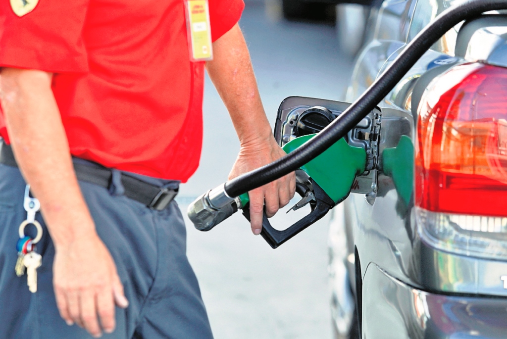 El precio de las gasolinas amenaza con dar un amargo comienzo para los guatemaltecos en el 2018. (Foto Prensa Libre: Edwin Bercián)