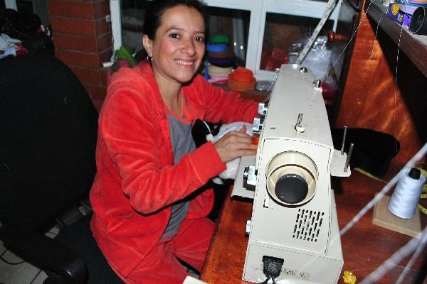 Escarleth Vásquez confecciona un disfraz en su taller, en la zona 11 de  Quetzaltenango.