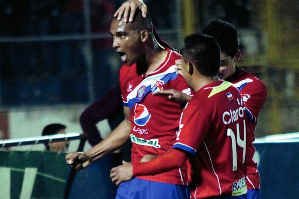 Juliano Rangel festeja luego de anotar el segundo gol de Xelajú MC. (Foto Prensa Libre: Carlos Ventura)