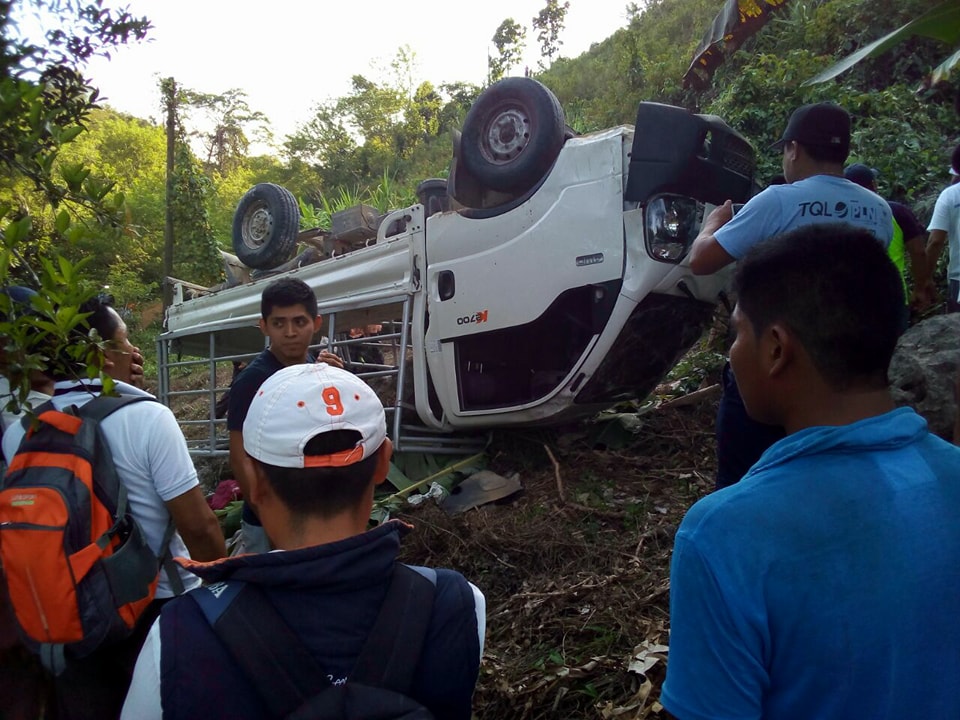 El camión en el que se transportaban los estudiantes cayó en un barranco en Cahabón, Alta Verapaz. (Foto Prensa Libre: Cortesía)