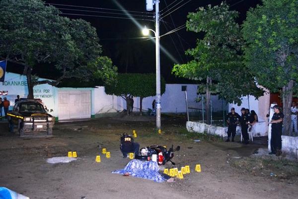 Un hombre fue asesinado a pocos metros de su vivienda, cuando retornaba de visitar a unos familiares. El hecho ocurrió en la aldea San Juan, Zacapa. (Foto Prensa Libre: Erick de la Cruz)<br _mce_bogus="1"/>