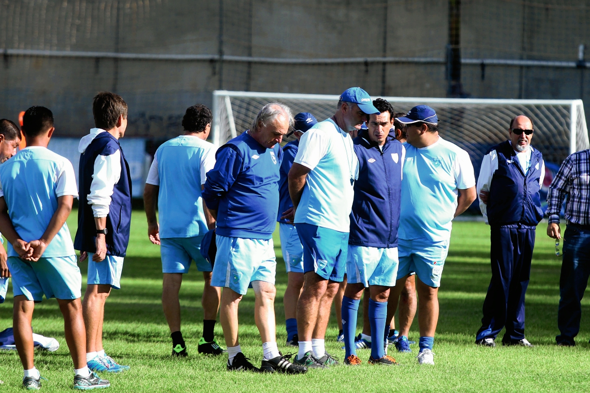 El entrenador Ivan Franco Sopegno y su cuerpo técnico en una practica, del cuarto período de preparación. (Fotos Prensa Libre: Carlos Vicente)