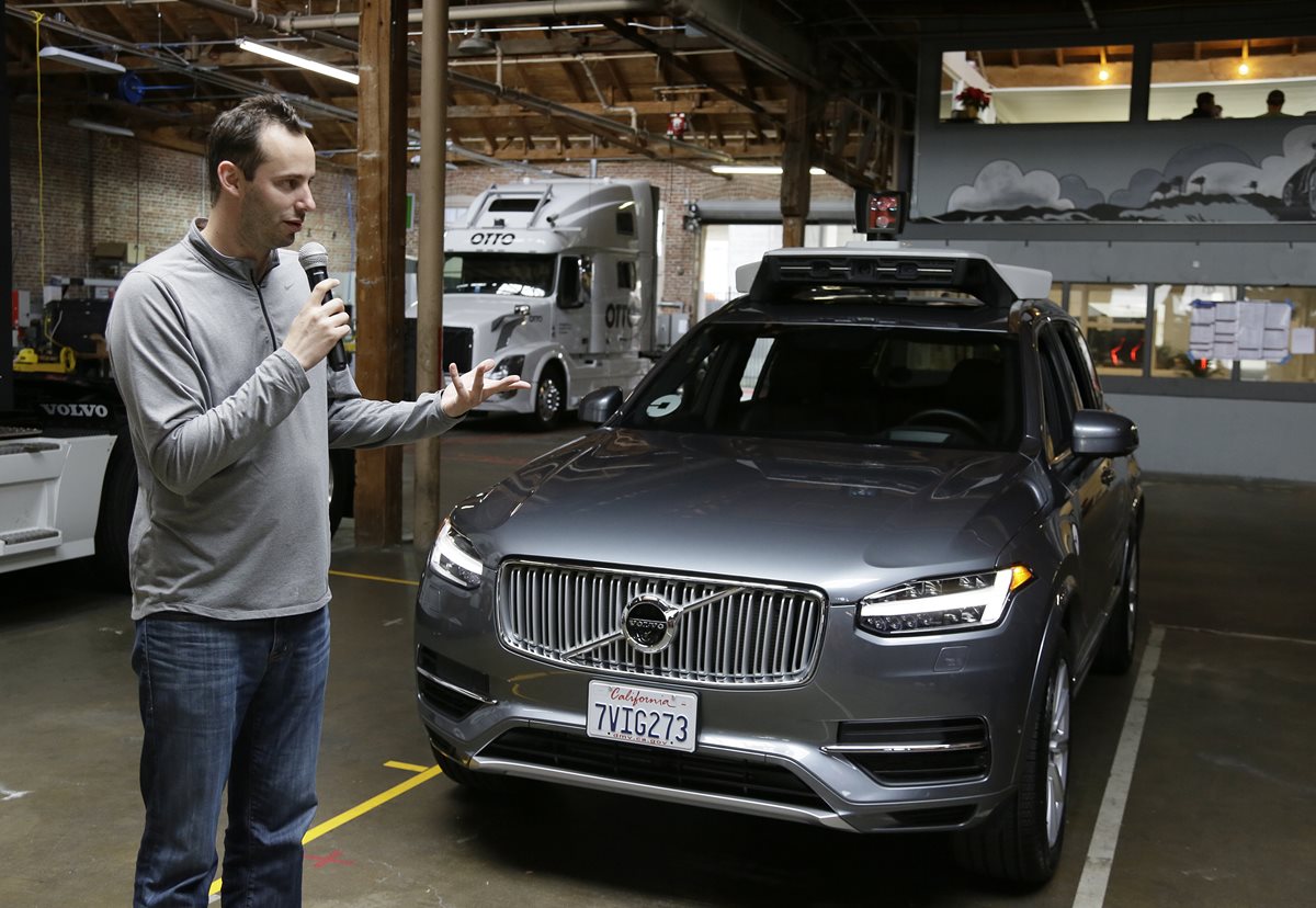 Anthony Levandowski, durante una charla sobre los vehículos autónomos, dada en 2016, en San Francisco (Foto Prensa Libre: AP).
