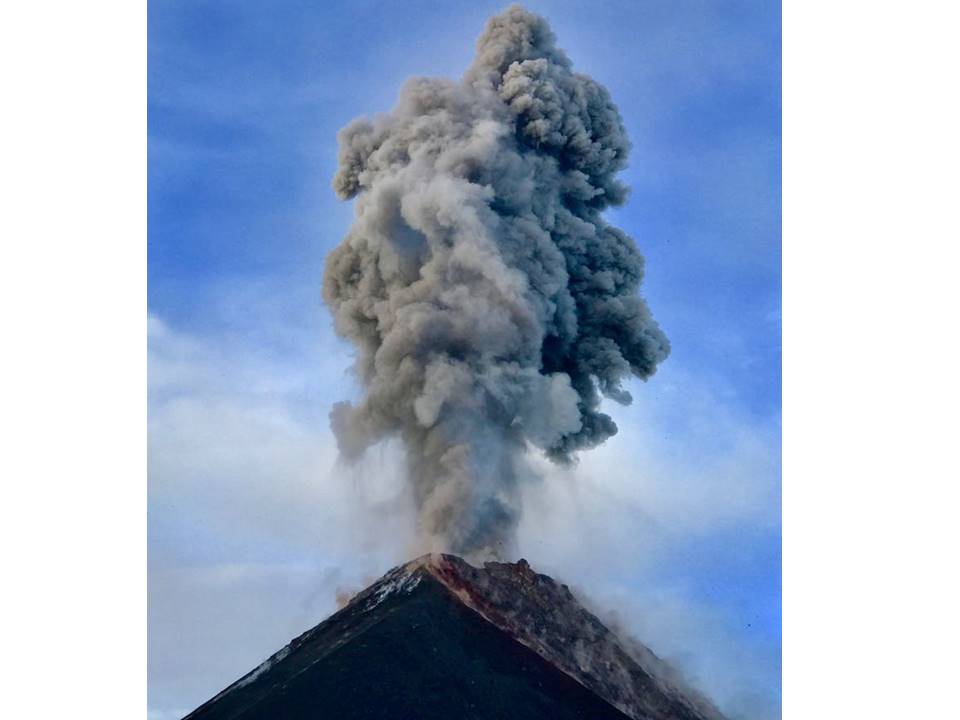 La erupción del Volcán de Fuego fue captada por montañistas el domingo último. (Foto Prensa Libre: Mildred Castañeda)