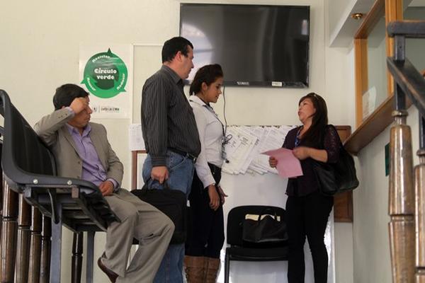 Andrea Sandoval, de blusa blanca, acompañada por fiscales del MP al momento de hacer la denuncia (Foto: Prensa Libre: Hugo Oliva)<br _mce_bogus="1"/>