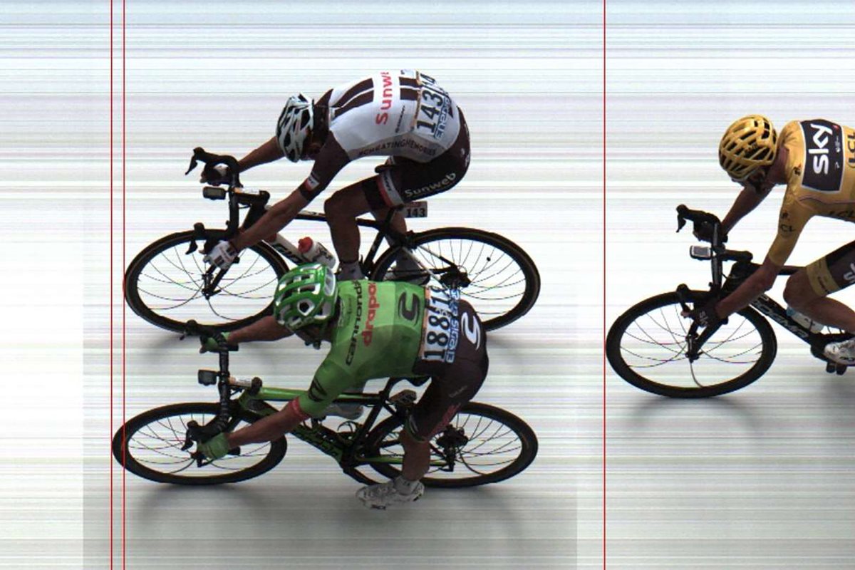 Rigoberto Urán cruzó la línea de meta por delante de Warren Barguil. (Foto Prensa Libre: AFP)