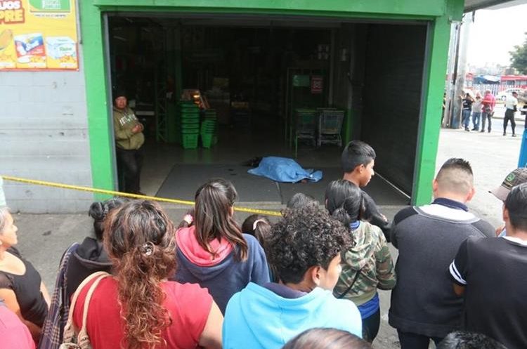 Dos personas murieron en un ataque ocurrido contra trabajadores de Movistar que estaban frente a un supermercado en la calzada San Juan. (Foto Prensa Libre: Hemeroteca PL)