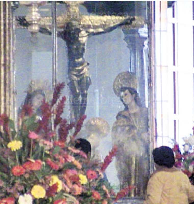 Devotos del Cristo Negro lo veneran, frente al camarín durante la celebración de los 250 años  de peregrinación 15/1/2009. (Foto: Hemeroteca PL)