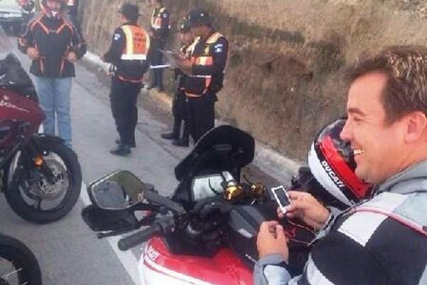 Alejandro Sinibaldi fue sorprendido sin usar chaleco y casco numerado. (Foto Prensa Libre: Internet)