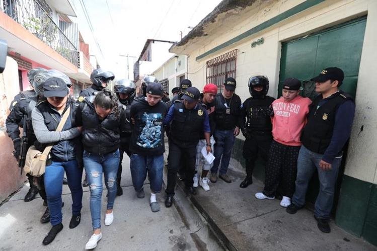 Cuatro integrantes de una familia fueron capturados en la colonia El Limón, zona 18, en diciembre último. (Foto Prensa Libre: Hemeroteca)