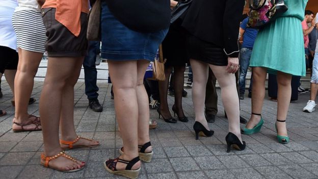 Mujeres tunecinas vistieron faldas durante una manifestación en 2015, en el marco del día de la minifalda, en solidaridad con las mujeres argelinas y contra el extremismo en junio de 2015. (Foto Prensa Libre: AFP)