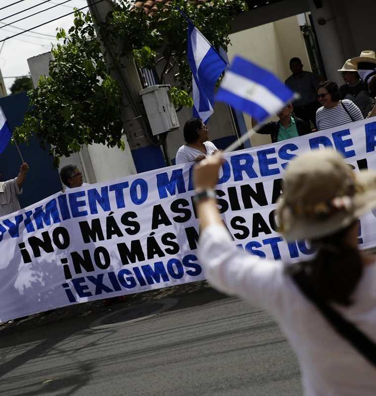 Un grupo de mujeres perteneciente al Movimiento Madres de Abril protesta por la muerte de estudiantes en los enfrentamientos con la Policía.(EFE).