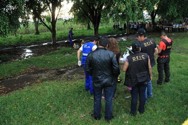 Dos sujetos fueron asesinados en un sector de Santa Lucía Cotzumalguapa, en Escuintla, los vecinos los señalan de ser asaltantes. (Foto Prensa Libre: Carlos Paredes)
