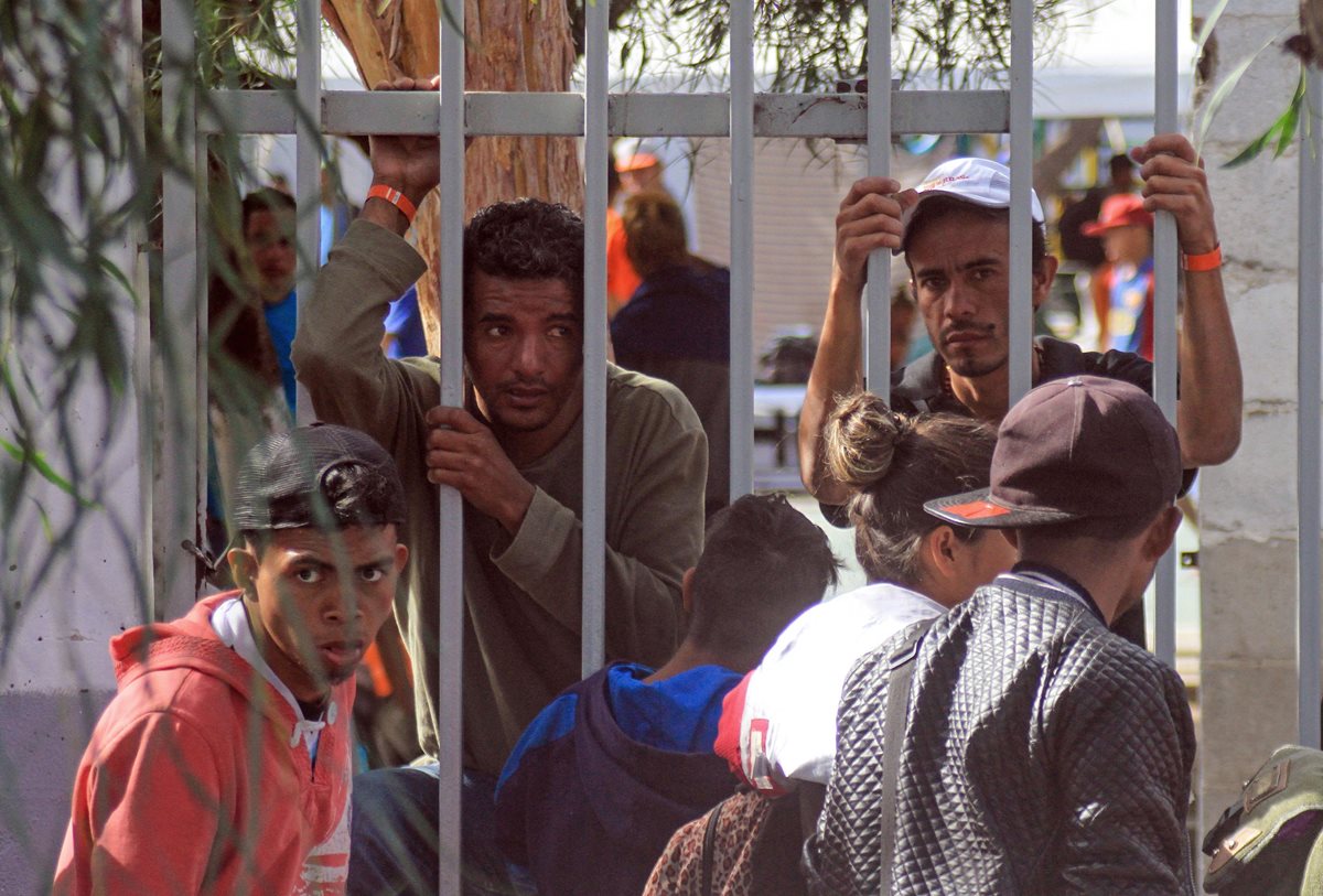 A su llegada a Tijuana, frontera con Estados Unidos, los migrantes se han encontrado con la hostilidad de los pobladores. (Foto Prensa Libre: EFE)