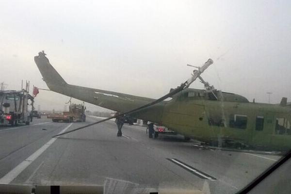 El helicóptero remolcado detrás de un camión golpeó un puente de la autopista y se estrelló en carriles en el sur de California.(Foto Prensa Libre:AP)