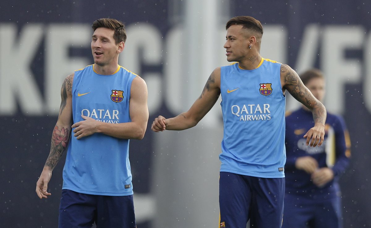Neymar aparece en los entrenamientos del Barcelona, junto a Messi. (Foto Prensa Libre: AP).