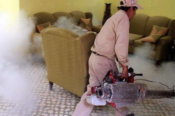 Jornadas de fumigación contra el zancudo transmisor del chikungunya en El Progreso. (Foto Prensa Libre: Hugo Oliva).