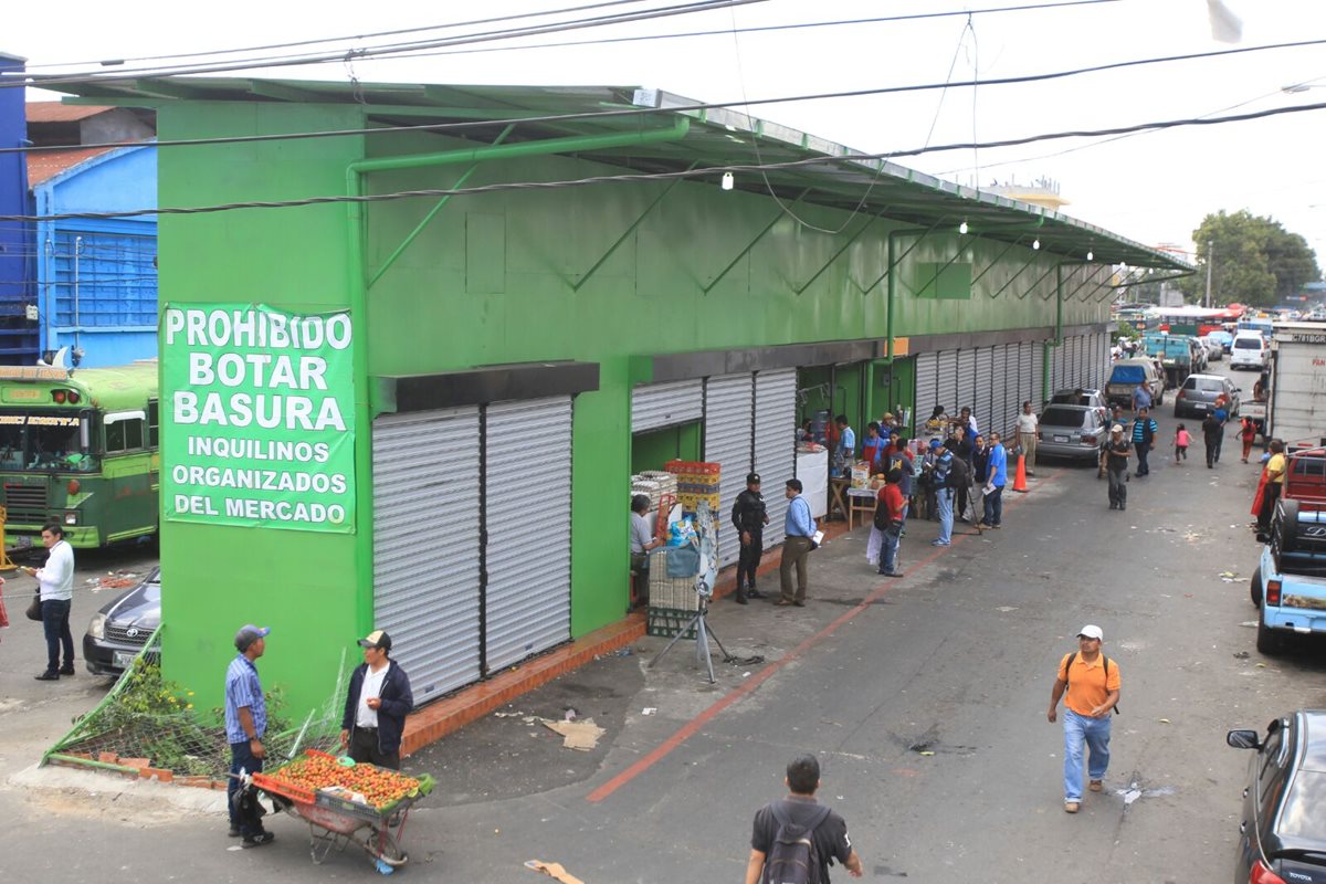 Los locales construidos en un arriate cerca del mercado de La Terminal causan discordia entre vendedores. (Foto: Prensa Libre)