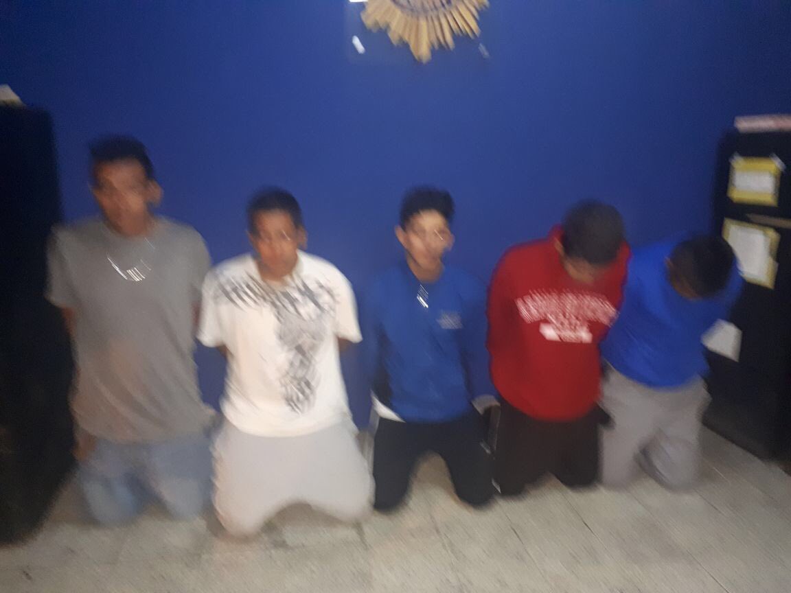 Cinco supuestos integrantes de la Mara Salvatrucha fueron aprehendidos en el Barrio San Antonio en la zona 6. (Foto Prensa Libre: PNC)