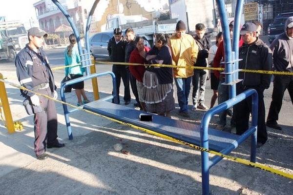 Transeúntes de El Tejar, Chimaltenango, observan el feto encontrado en una parada de autobús. (Foto Prensa Libre: Víctor Chamalé)