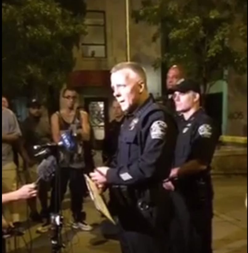 Un agente de la Policía de Texas informa pormenores de la balacera que causó la muerte de una persona y varios heridos. (Foto Prensa Libre: EFE).