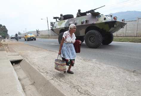 Una tanqueta del Ejército, del tipo Armadillo, cuando avanzaba ayer hacia Mataquescuintla, Jalapa, durante las primeras horas del estado de Sitio impuesto para frenar hechos violentos.