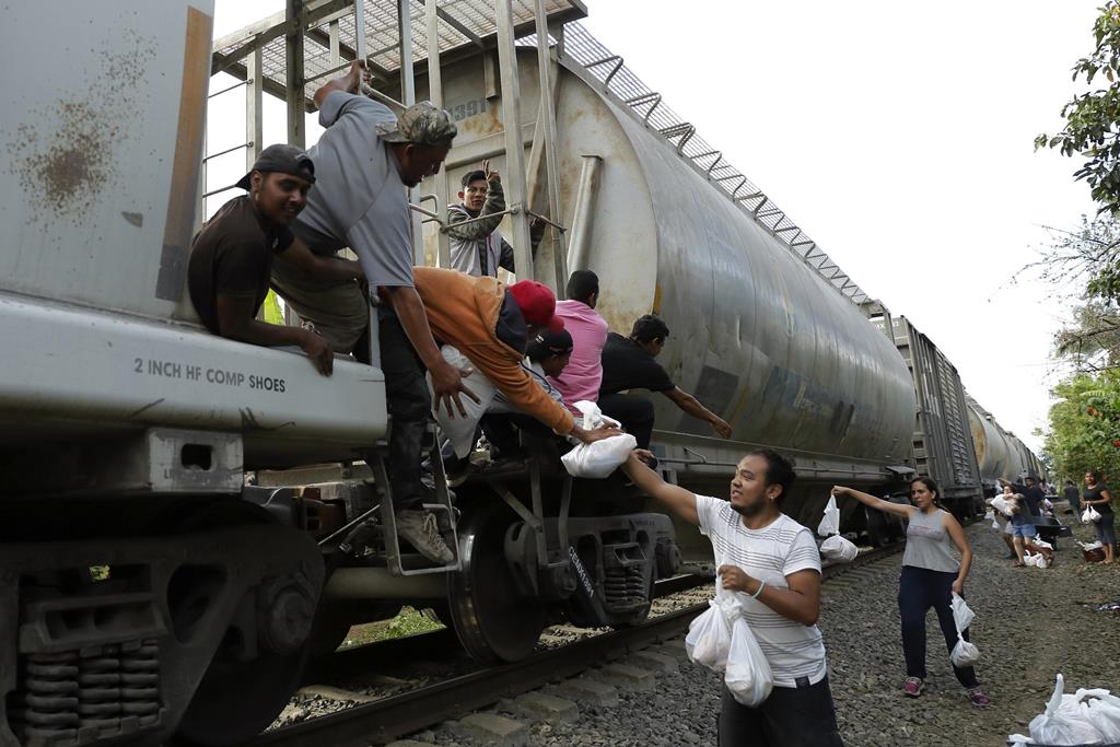 La mayoría de los migrantes, han acabado en las redes del tráfico ilegal para llegar a los países ricos y seguros del mundo. (Foto Prensa Libre: EFE)
