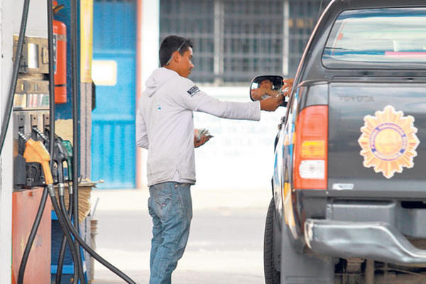 Agentes de la PNC pagan con su dinero al dependiente que les despachó en una gasolinería de la 13 avenida y 4a. calle, zona 1 capitalina.