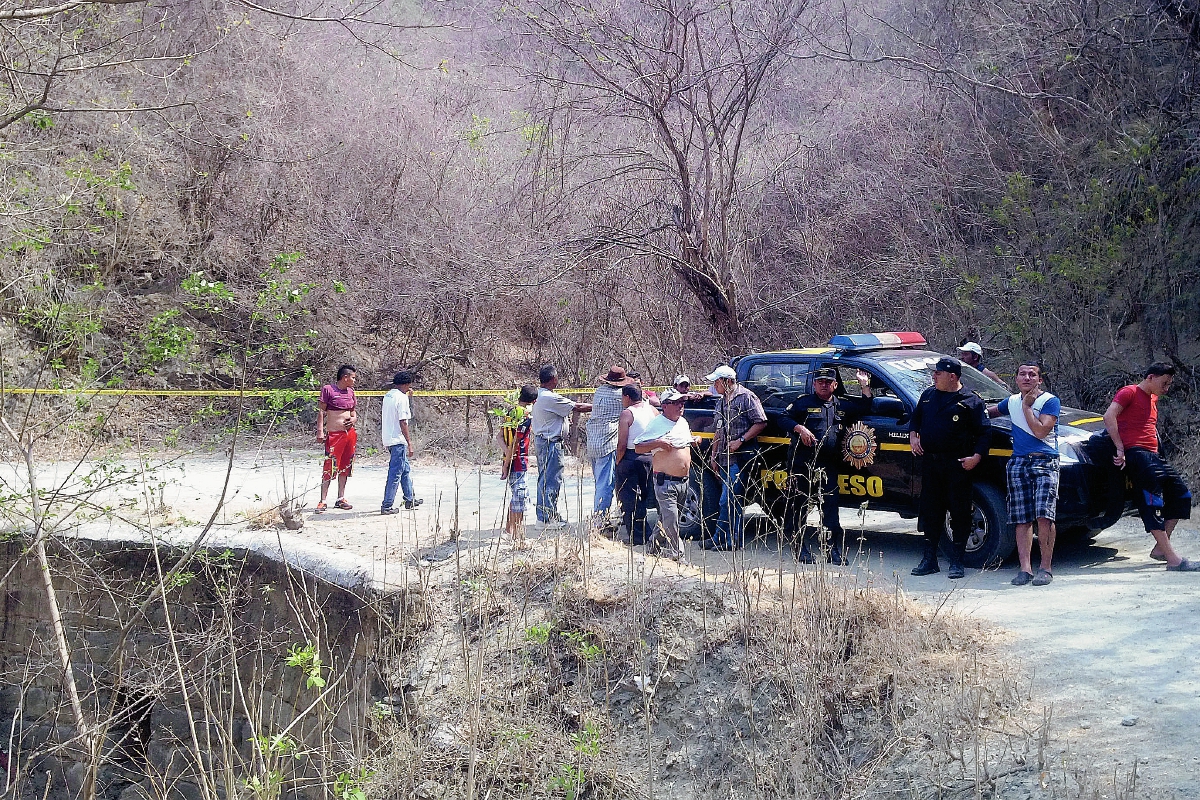 Agentes de  la PNC acordonan el área donde fue localizado un cadáver en Guastatoya, El Progreso. (Foto Prensa Libre: Hugo Oliva)