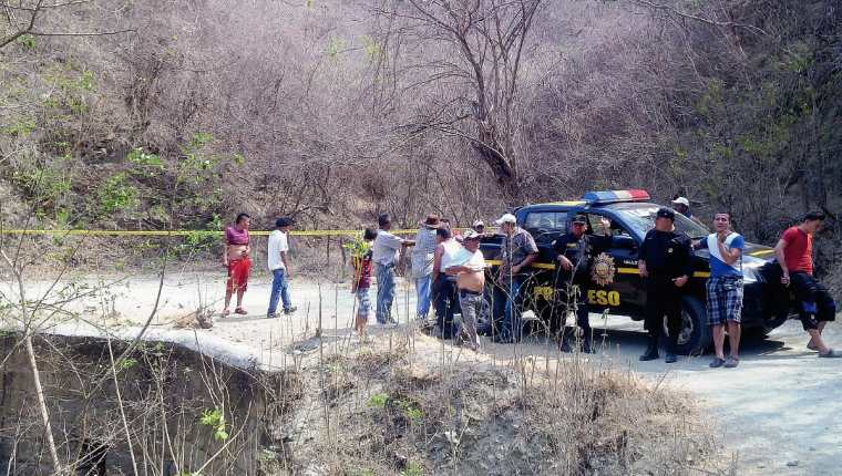 Agentes de  la PNC acordonan el área donde fue localizado un cadáver en Guastatoya, El Progreso. (Foto Prensa Libre: Hugo Oliva)