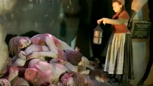 La horrenda escena descrita por Marie realmente ocurrió: le traían los cuerpos y ella hacía los moldes y las figuras de cera tan pronto como era posible.