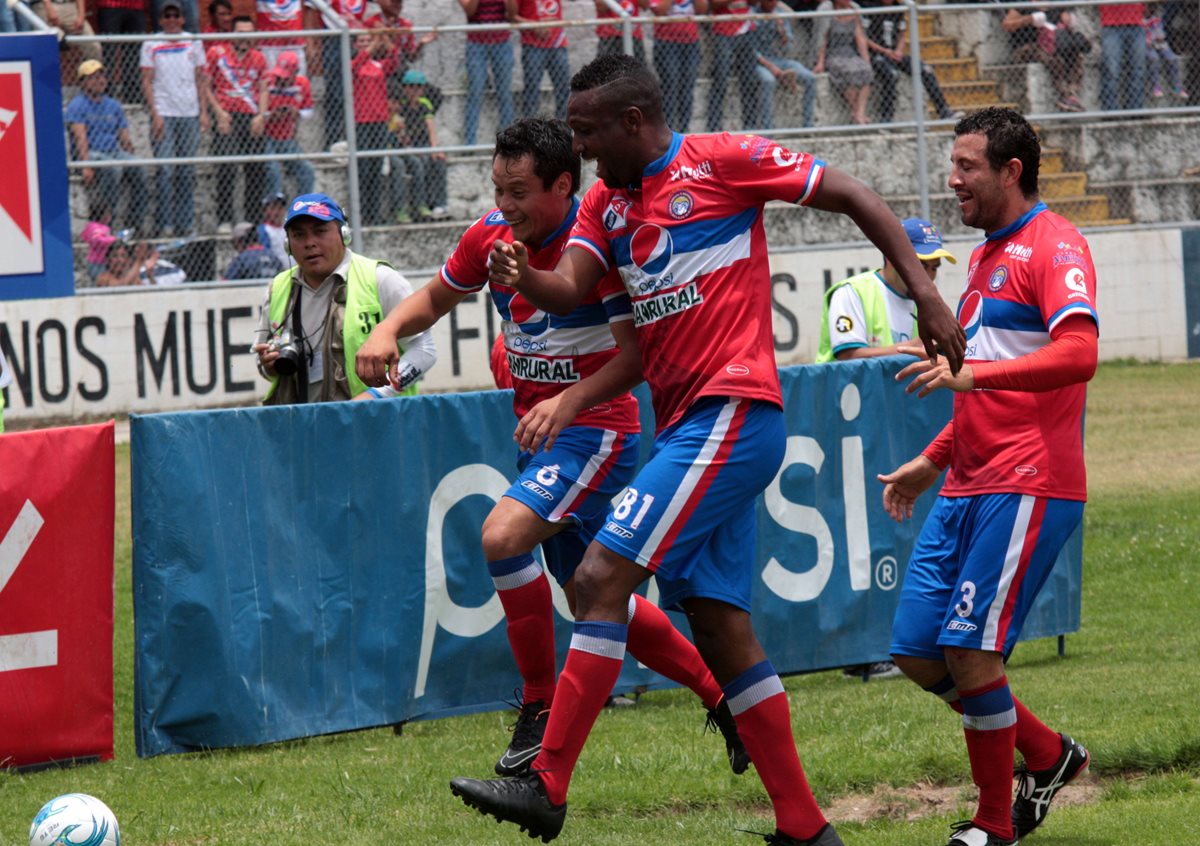 Xelajú dio el golpe a Municipal este domingo. (Foto Prensa Libre: Carlos Ventura)