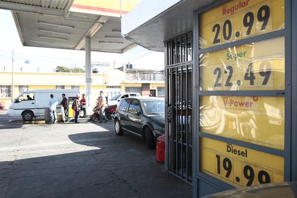 Monitoreo del MEM de este lunes confirma alzas en combustibles durante la semana pasada, cuyos precios se observan este día en las gasolineras. (Foto, Prensa Libre: Álvaro Interiano).