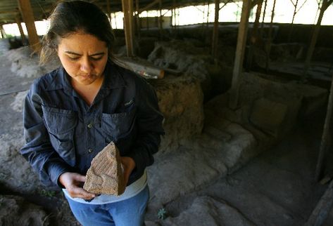 La arqueóloga Lorena Paiz muestra una de las piezas encontradas en las nuevas excavaciones en Kaminaljuyú, en las que buscan datos históricos.