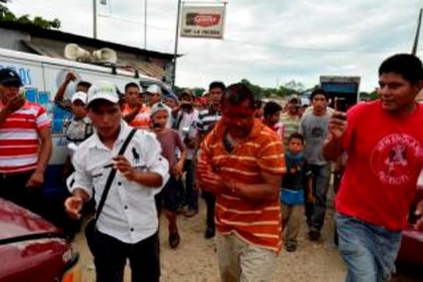 Un presunto violador fue detenido y vapuleado por pobladores de Sayaxché, Petén. (Foto Prensa Libre: Rigoberto Escobar)