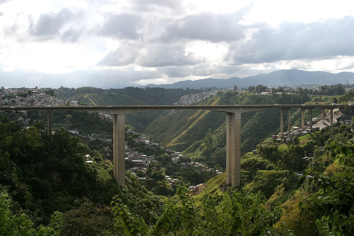 El puente El Incienso conecta la zona 7 con la zona 1 y 3 capitalina. (Foto Prensa Libre: Hemeroteca PL)