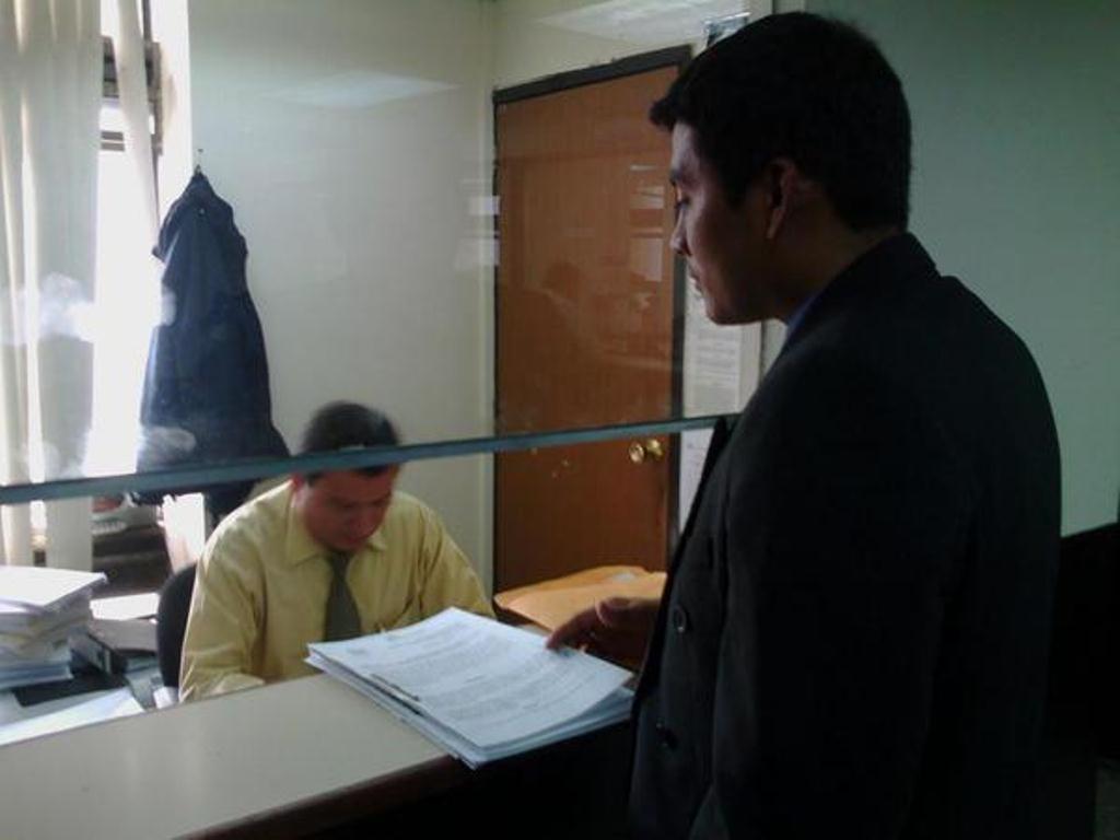 MP entrega solicitud de antejuicio con jefe edil de Mazatenango, Suchitepéquez. (Foto Prensa Libre: MP)