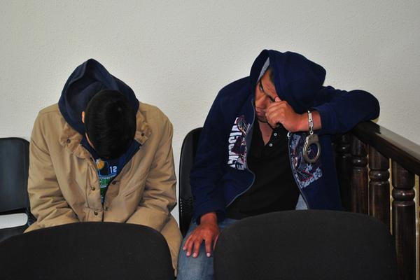 Los hermanos Humberto y Miguel Fuentes López, fueron ligados a proceso por dos delitos de asesinato y quedaron en prisión preventiva. (Foto Prensa Libre: Alejandra Martínez)
