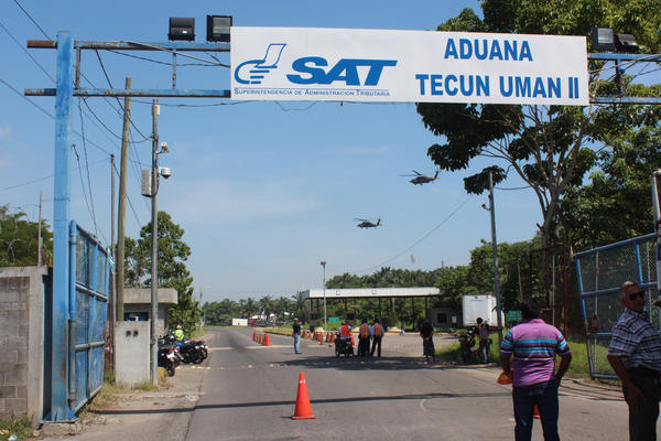 Helicópteros que transportan a congresistas de EE. UU. sobrevuelan la zona fronteriza de Guatemala con México (Foto Prensa Libre: Alexander coyoy)<br _mce_bogus="1"/>