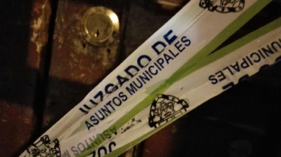 15 expendios de licor sin permisos municipales, fueron cerrados este viernes en la zona 1. (Foto Prensa Libre: Rodrigo Méndez)