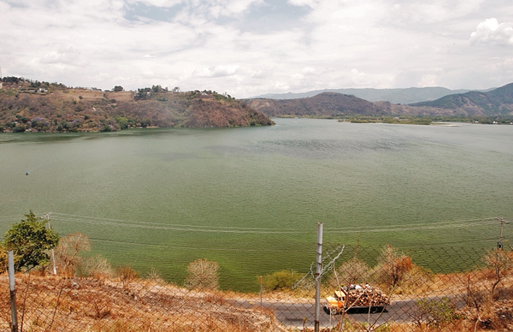 El Lago de Amatitlán recibe la mayor cantidad de aguas servidas del área metropolitana de Guatemala. (Foto Prensa Libre: Hemeroteca PL)