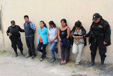 Presuntos extorsionistas capturados durante operativos. (Foto Prensa Libre: PNC)