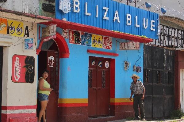 Uno de  los numerosos bares que funcionan en el área urbana de San Antonio Suchitepéquez