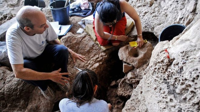 Los rastros fueron hallados en morteros que habían sido cavados sobre el piso de una cueva en Israel. (Foto Prensa Libre:GETTY IMAGES)