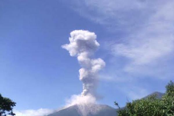 El volcán de fuego captado durante una explosión que dispersó ceniza. (Foto Prensa Libre: Conred)
