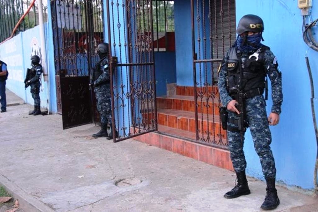 Agentes de la PNC rodean viviendas allanadas en Ocós y Pajapita, San Marcos, en busca de presuntos integrantes de la banda delincuencial "los H". (Foto Prensa Libre: PNC)