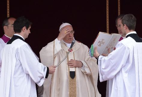 El papa Francisco oficia la misa de canonización de los papas Juan Pablo II y Juan XXII. (Foto Prensa Libre: AFP).
