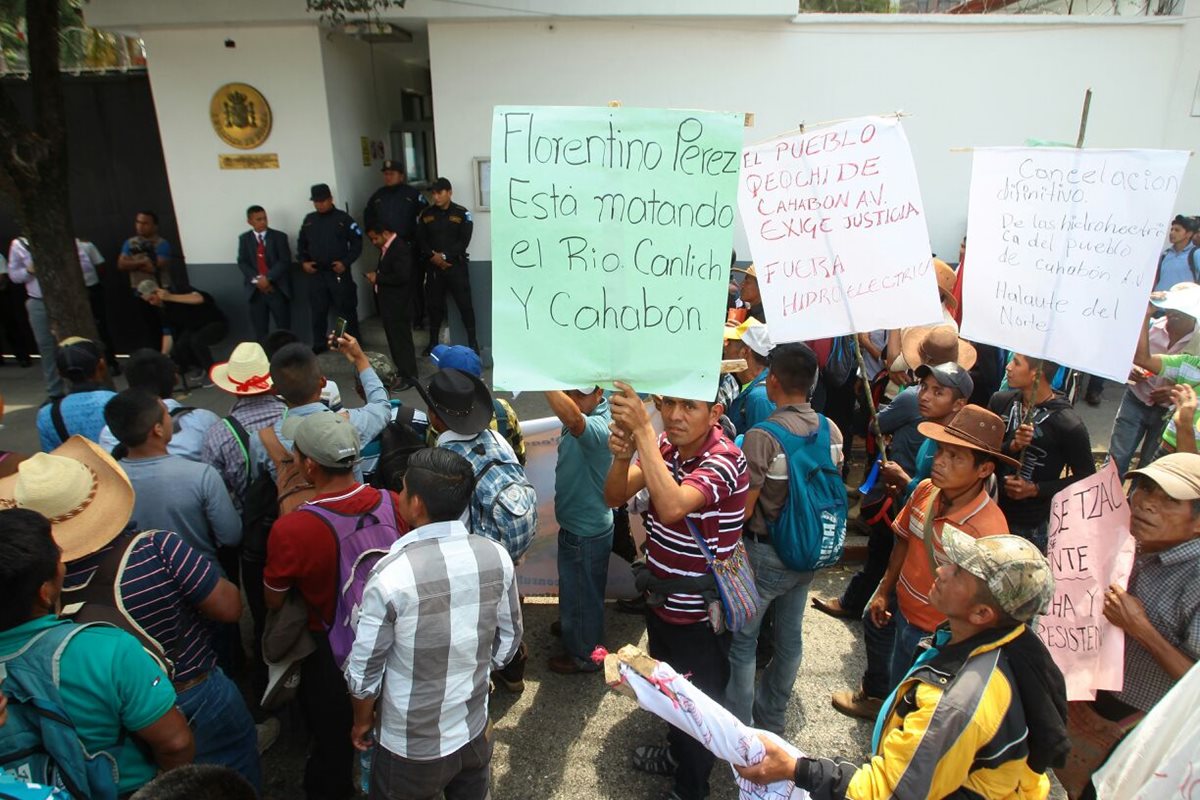 Frente a la embajada de España los pobladores de Alta Verapaz protestan en denuncia de florentino Pérez, un español propietario de las hidroeléctricas Oxec y Oxec 2. (Foto Prensa Libre: Álvaro Interiano)